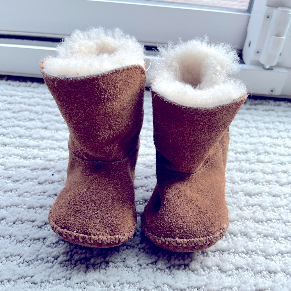 Adorable Size 2/3 baby UGGS! Velcro side.